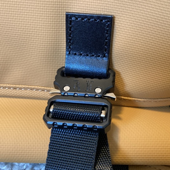 NWT Venque Urban Messenger Bag Brown Camel - Picture 5 of 12